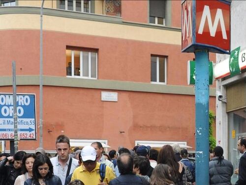Ragazzo finisce sui binari a Castro Pretorio e muore, bloccata la metro B fino alle 12