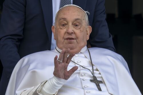Papa Francesco prosegue la terapia: "Lievi miglioramenti anche sulla ripresa della parola"
