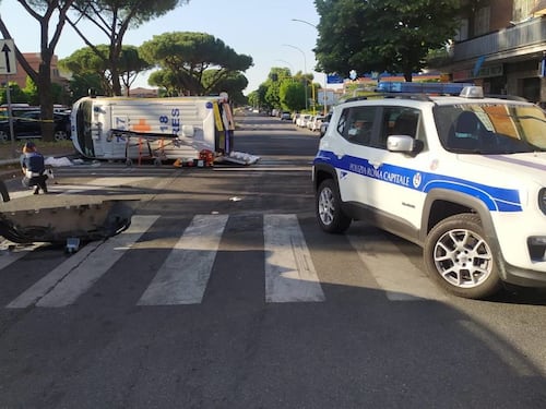 Ambulanza si scontra con una Jeep e si ribalta, tre feriti