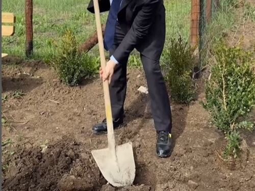 Gualtieri sui social diventa agricoltore: dopo il caschetto, ecco la pala