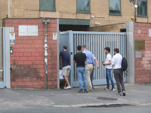 L'ultimo saluto prima dell'autopsia. Lo strazio degli amici di Mario