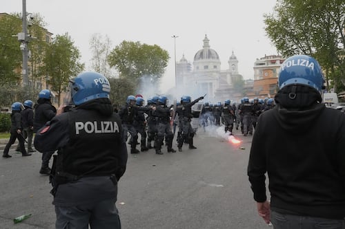 Derby di Roma, guerriglia degli ultrà: tredici poliziotti feriti negli scontri