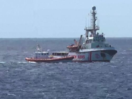 Dodici corpi in fondo al mare. Anche una mamma abbracciata al figlio