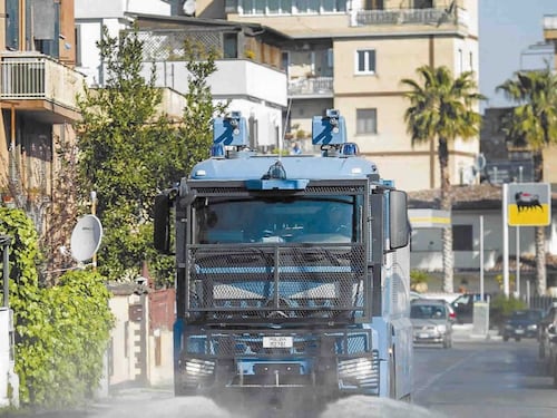 Coronavirus Roma, i mezzi della polizia impegnati nella sanificazione delle strade