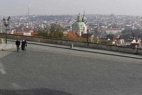 Praga, bufera sul ministro della Salute Prymula senza mascherina: "Subito dimissioni"