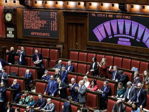 Manovra, saltano le ferie per i deputati? “Siamo spettatori”, caos alla Camera