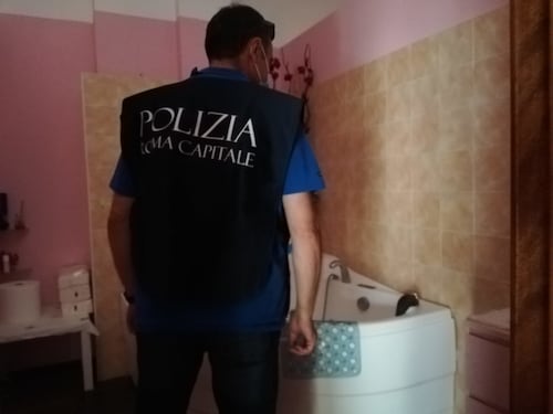 Massaggi con happy ending al Tuscolano, nei guai una cinese