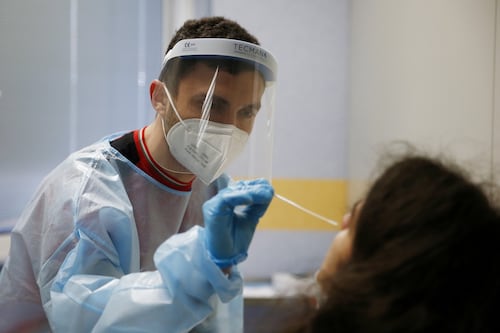 I virologi tornano alla carica: "Nuove varianti del Covid molto contagiose, state attenti"