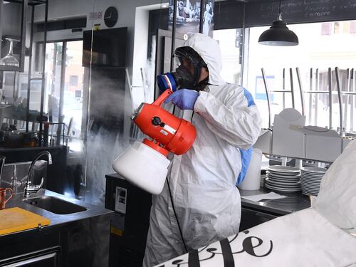 L'immunologa affossa le regole della riapertura: follia solo un metro al ristorante