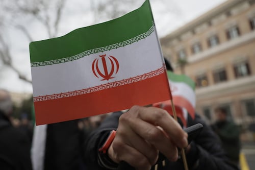 Iran, le solite femministe la buttano in politica. Corteo contro “il patriarcato Usa-Israele”