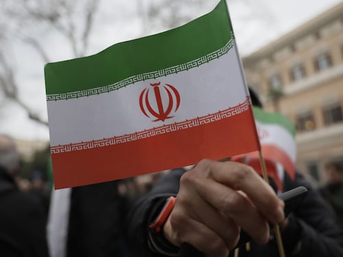 Iran, le solite femministe la buttano in politica. Corteo contro “il patriarcato Usa-Israele”