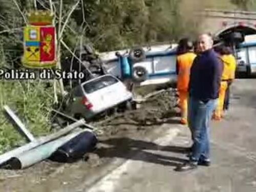 Tir si ribalta e travolge gli operai nel cantiere sull'A10: due morti