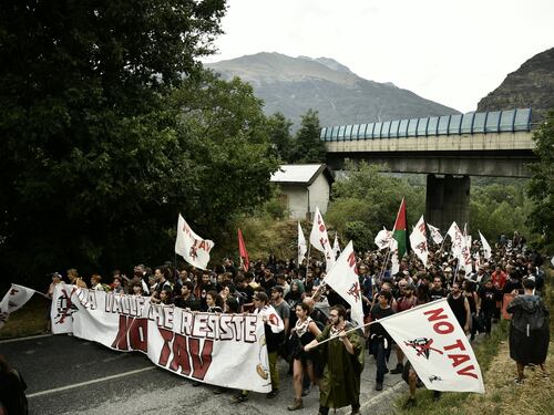 No Tav incappucciati forzano il cancello ed entrano nel cantiere