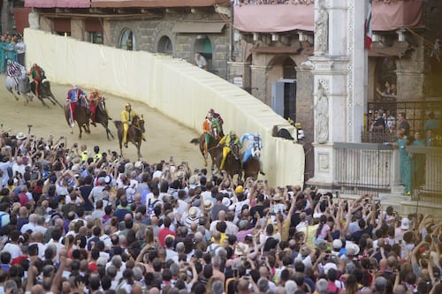 Palio di Siena, corsa rinviata: pioggia su piazza del Campo e bandiera verde