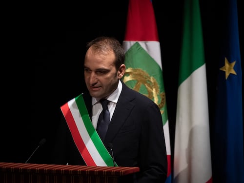 Stop alla registrazione dei figli di coppie gay, sconfitto il Comune di Torino