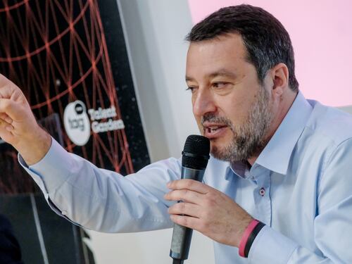 Salvini ammutolisce l’attivista anti-nucleare: controsenso, dici no al futuro