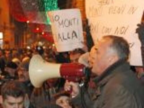 L'anarchia dei tassisti "In strada senza turni"
