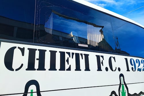 Ultras, ancora un assalto. Sassi contro il pullman del Chieti: indaga la Digos