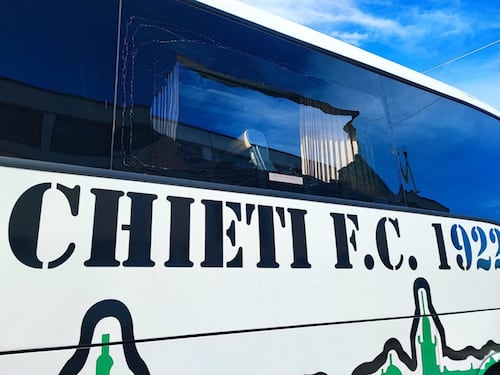 Ultras, ancora un assalto. Sassi contro il pullman del Chieti: indaga la Digos