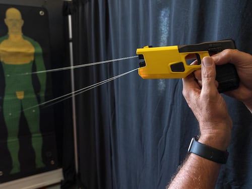 Pescara, muore dopo essere stato colpito col taser. Indaga la Procura