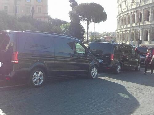 L'area pedonale di Largo Agnesi? È già un parcheggio per Ncc