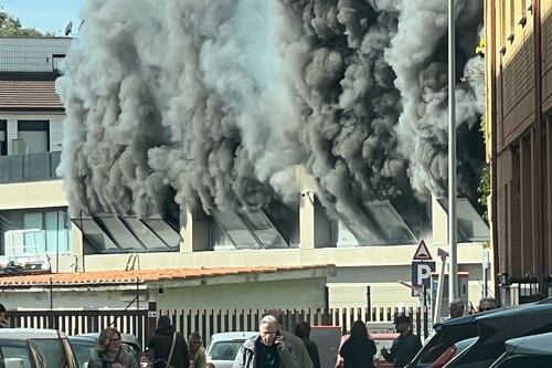 Maxi-incendio a Pomezia, panico al Centro Cavour: colonna di fumo nero in città