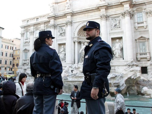 Filmava sotto le gonne e palpeggiava giovani turiste: preso il molestatore di Fontana di Trevi