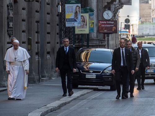 Papa Francesco a piedi su via del Corso. Bergoglio prega davanti al crocifisso della grande peste