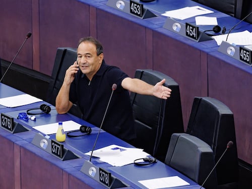 Mimmo Lucano vuol fare i pozzi in Africa con Riace a secco. E censura le chat del Comune
