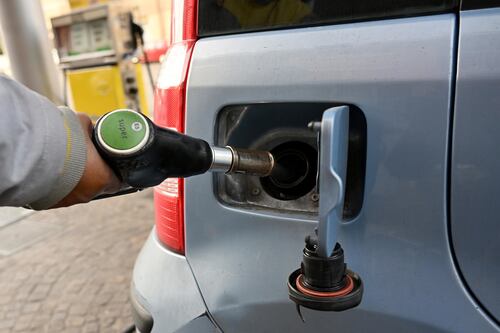 Prezzi benzina, scendono ancora i costi alla pompa. Giù pure il diesel