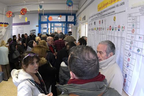 Caos ai seggi a Roma, lunghe file e ingressi bloccati. La nuova procedura rallenta il voto