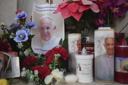 Papa Francesco, la crisi respiratoria ieri mattina, i dubbi sull'anemia e il rischio della terapia intensiva: cosa si teme