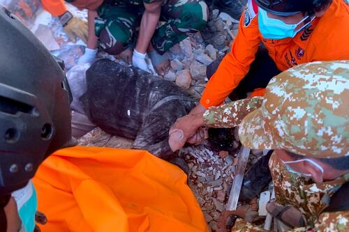 Indonesia, terremoto di magnitudo 7.7: vittime e palazzi crollati