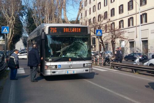 Investito da un autobus in via Ostiense: 35enne in gravi condizioni