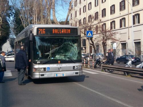 Investito da un autobus in via Ostiense: 35enne in gravi condizioni