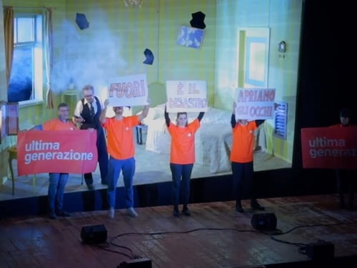 Ultima Generazione, ci mancava l'eco-blitz a teatro: spettacolo interrotto al Vittoria