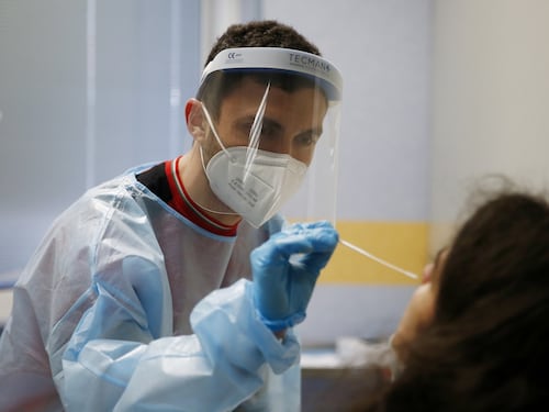 Covid, impennata di casi in Italia e nel Lazio. Bassetti: "Serve quarta dose"