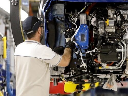 L'auto elettrica si è fermata, ora l'Italia guida gli "scettici" e tanti Paesi la seguono