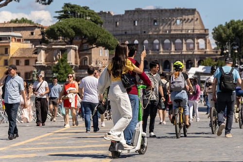 Monopattini illegali, un utente su due viaggia fuori legge
