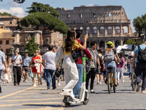 Monopattini illegali, un utente su due viaggia fuori legge