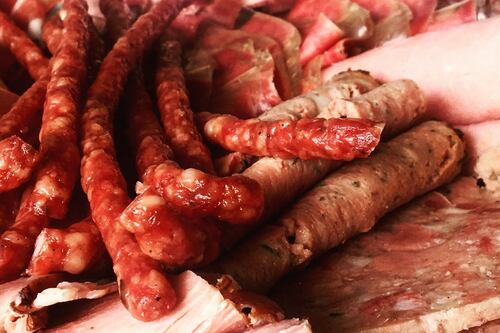 Snack vegani con carne di maiale, dove scatta il ritiro: i prodotti nel mirino