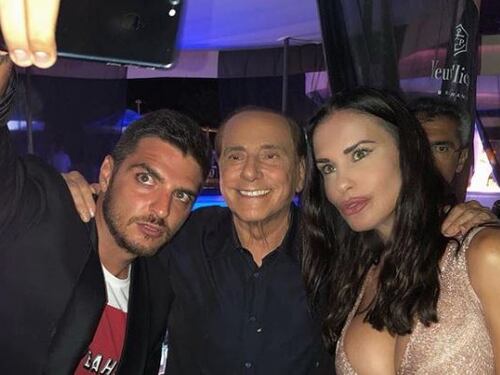 Pure Favoloso pubblica il selfie con Berlusconi. E la Mosetti minaccia querele