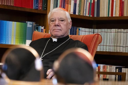 Vaticano, l'ex prefetto di Ratzinger sfida Bergoglio: "Blasfemia". Documento incendiario
