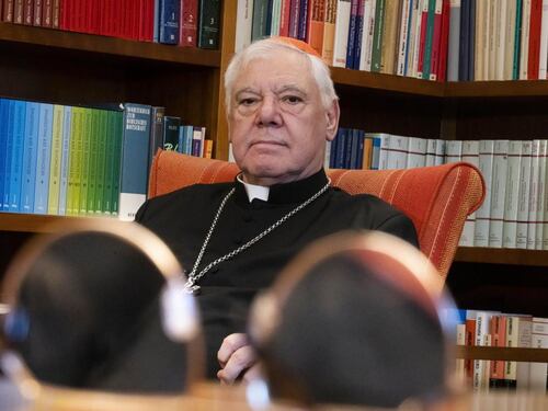 Vaticano, l'ex prefetto di Ratzinger sfida Bergoglio: "Blasfemia". Documento incendiario