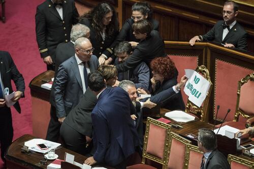 Bagarre in Senato per lo ius soliIl ministro Fedeli in infermeria