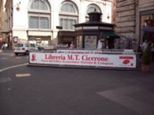 Fratelli d'Italia accusa: "Raggi all'attacco della libreria Cicerone per favorire Apple"