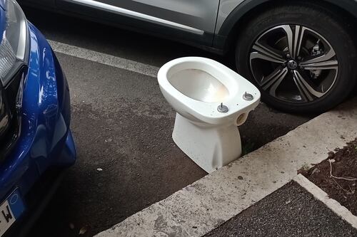 Via Francesco Satolli, quel bisogno impellente di inciviltà #lafotodeilettori