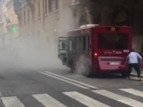 Minibus elettrico va in fumo in via del Corso. Passeggeri costretti a scendere