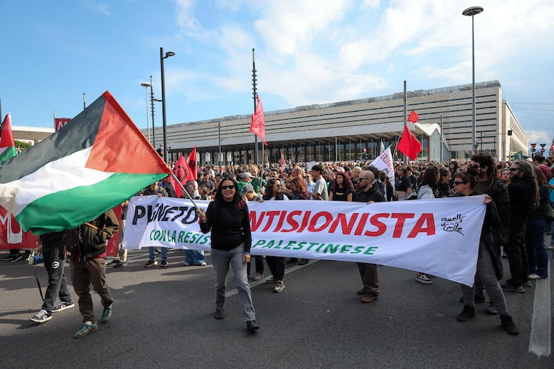 Manifestazioni in piazza: bandiere rosse e palestinesi con qualsiasi pretesto