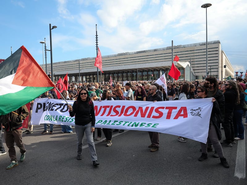 Manifestazioni in piazza: bandiere rosse e palestinesi con qualsiasi pretesto